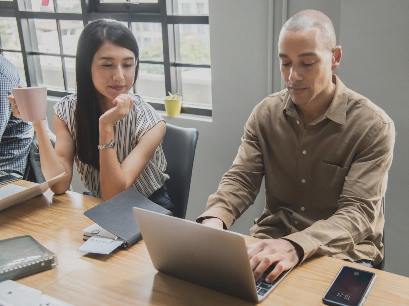 Teilnehmer analysieren gemeinsam Finanzstrategien