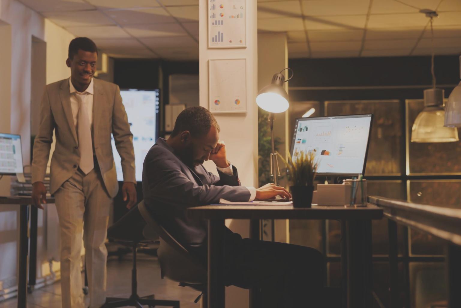 Detaillierte Analyse von Finanzunterlagen und Investitionsstrategien